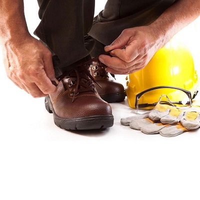 بررسی خطرات موجود در محیط های کاری و انواع کفش ایمنی مناسب برای محافظت از پاها